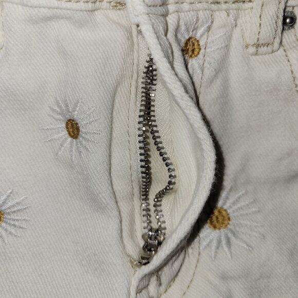 KHAKI AND BLUE DAISY SHORTS. ^ - Picture 5 of 6